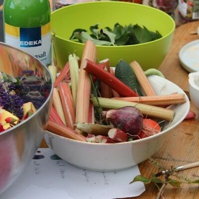 Bild vergrößern: Obst- und Gemüse in verschiedenen Schüsseln auf einem Holztisch
